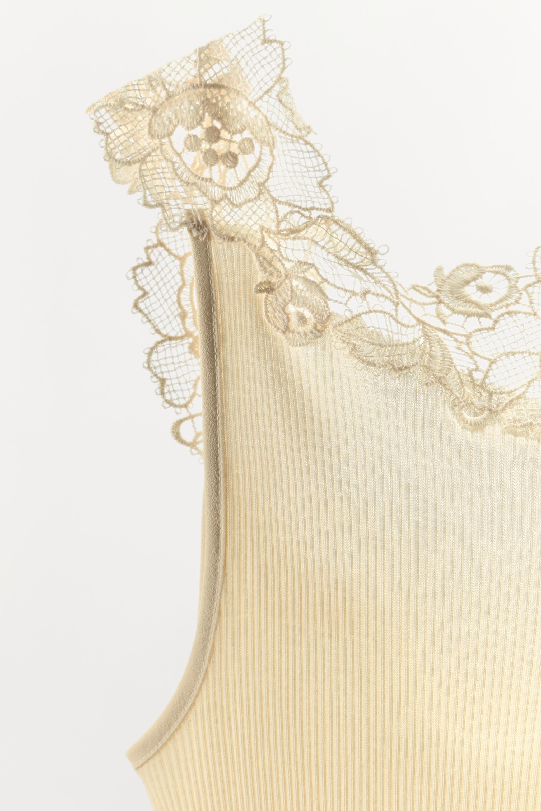 TOP CÔTELÉ DENTELLE